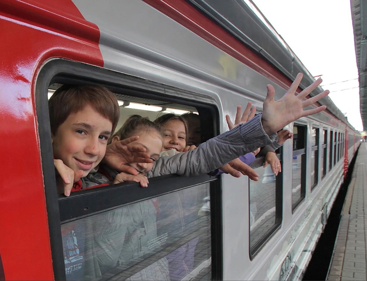 Ребенок едет на поезде с бабушкой. Школьники в поезде. Путешествие на поезде. Едем на поезде. Поезда для детей.